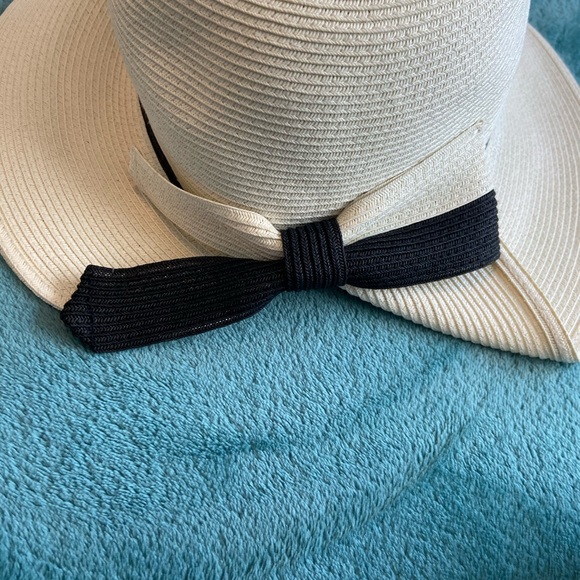 Cream  Straw Hat 👒 W/ Gold Bumblebee 🐝 2 Colors - Picture 4 of 8